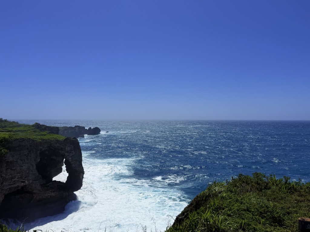 万座毛の断崖から見える奇岩と東シナ海の絶景