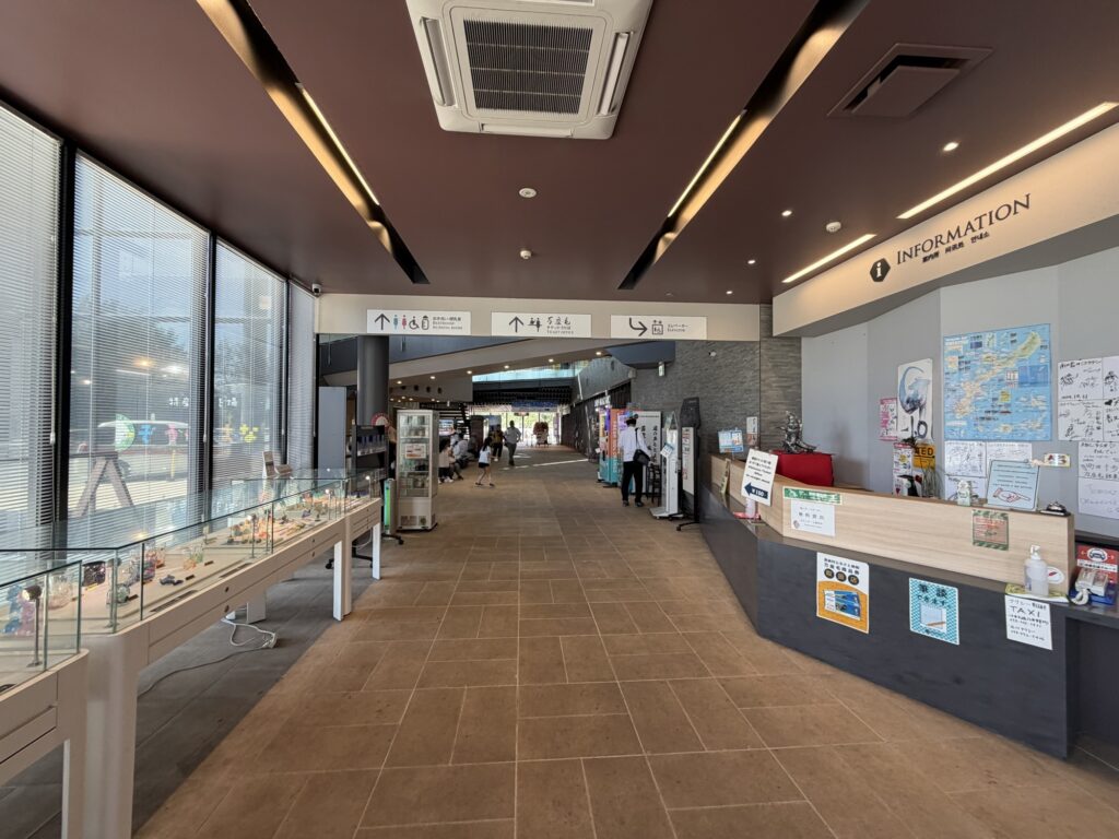 万座毛周辺活性化施設内の通路、売店とインフォメーションカウンターが並ぶ