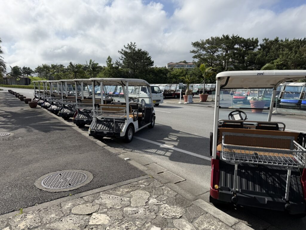 敷地内を移動するためのゴルフカート乗り場
