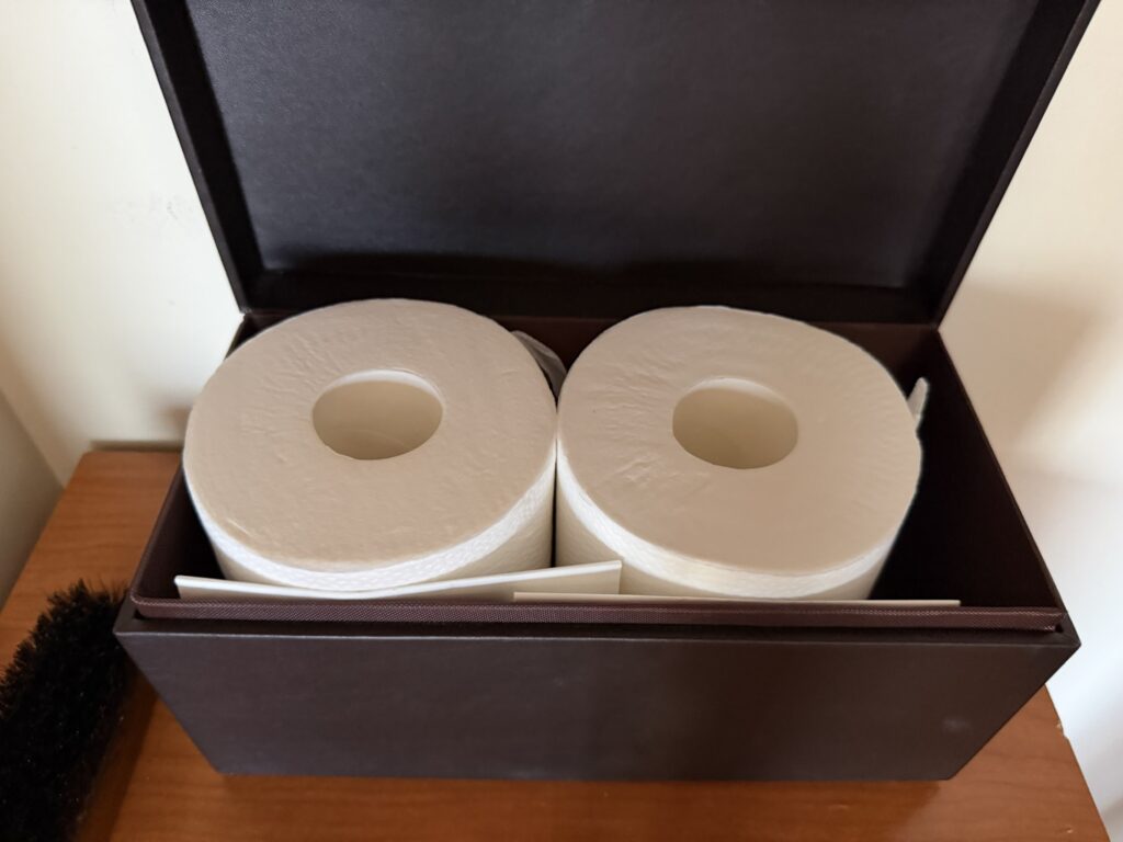 客室に用意されたトイレットペーパーのストック