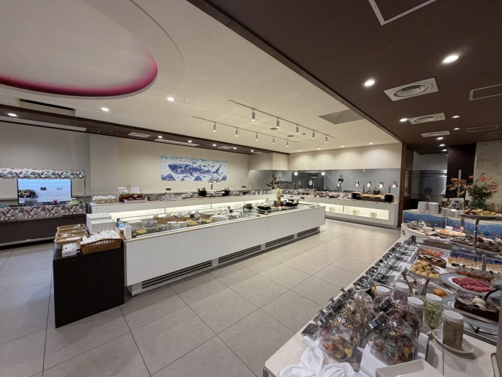 ブッフェカウンターに並ぶ料理の数々