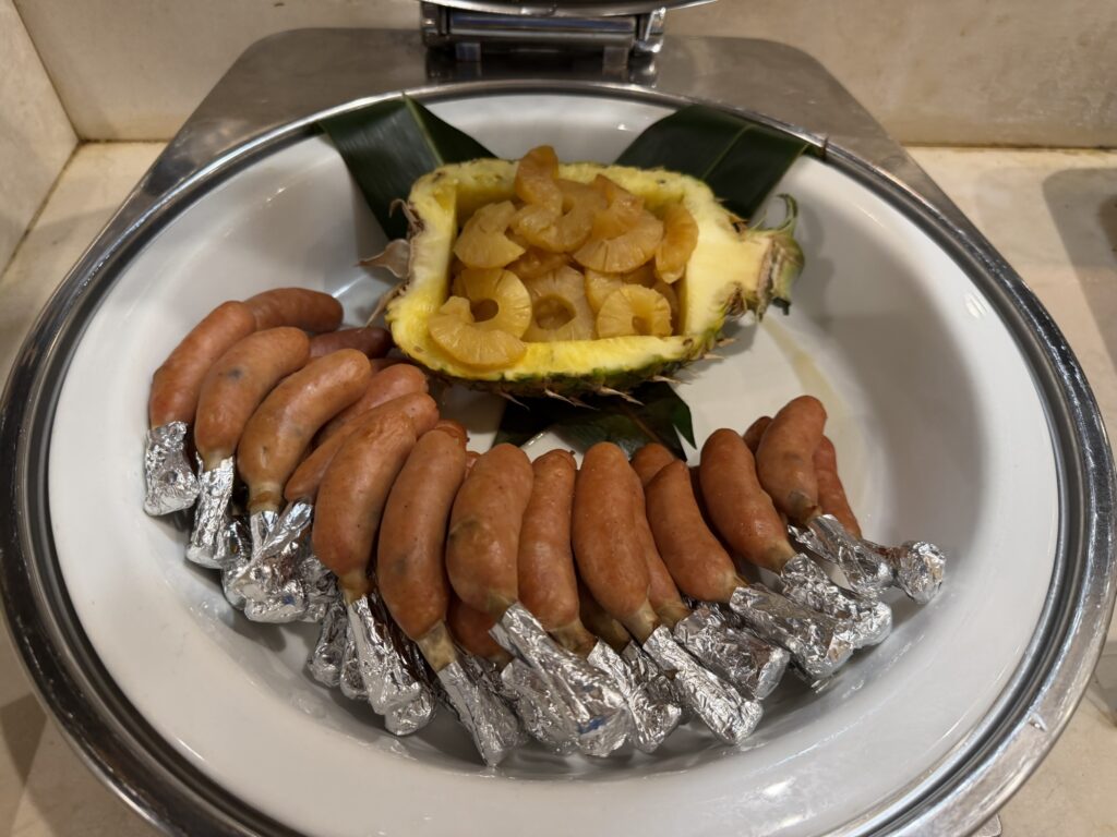 BBQコーナーのソーセージとパイナップル