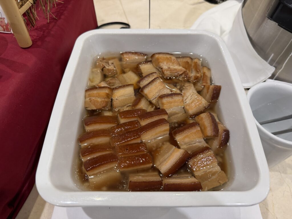 じっくり煮込まれた豚肉料理