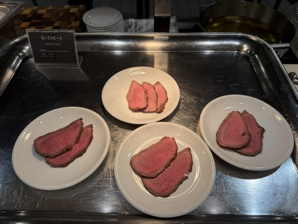 その場でカットしてくれるローストビーフ