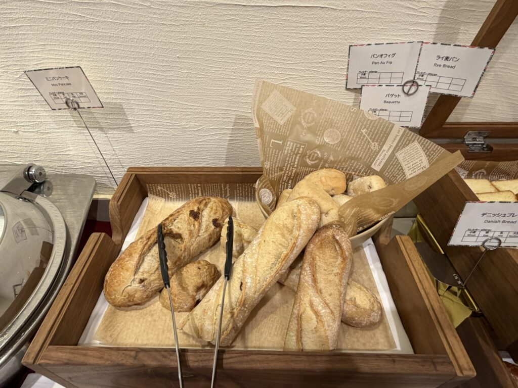 焼き立てパンとバゲットのコーナー