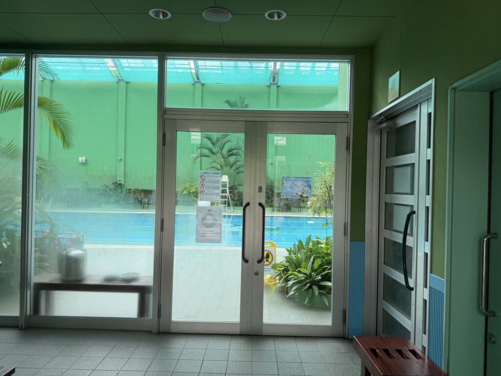 インドアプールの入口