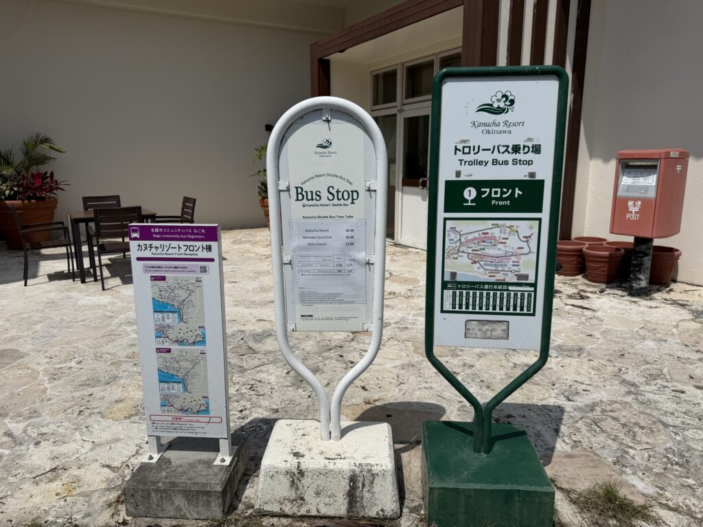 ビーチへの案内サインポスト