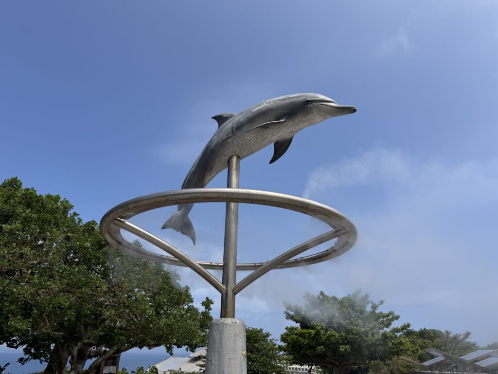 海洋博公園内にある、イルカが輪をくぐる様子をかたどったモニュメント
