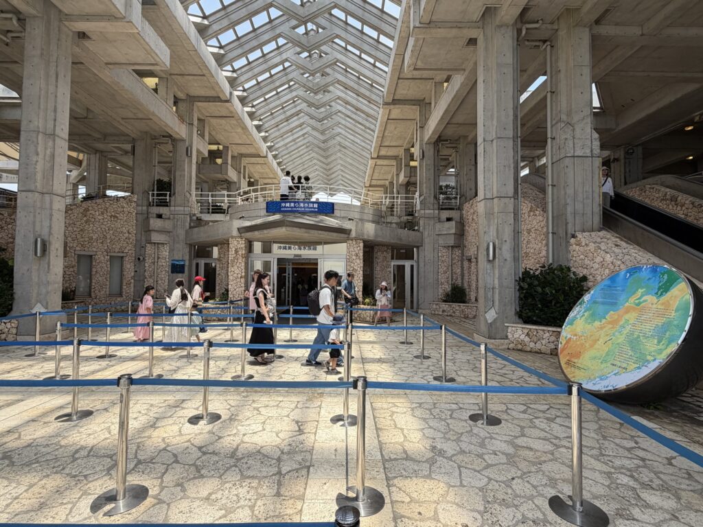 美ら海水族館の本館エントランス、天井が高く開放感のある造り