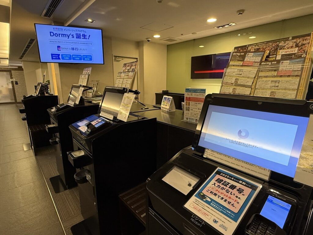 モニター付きの案内カウンター