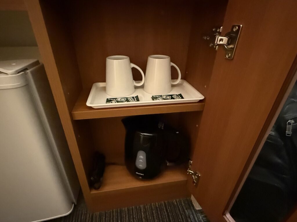 電気ケトルとカップ