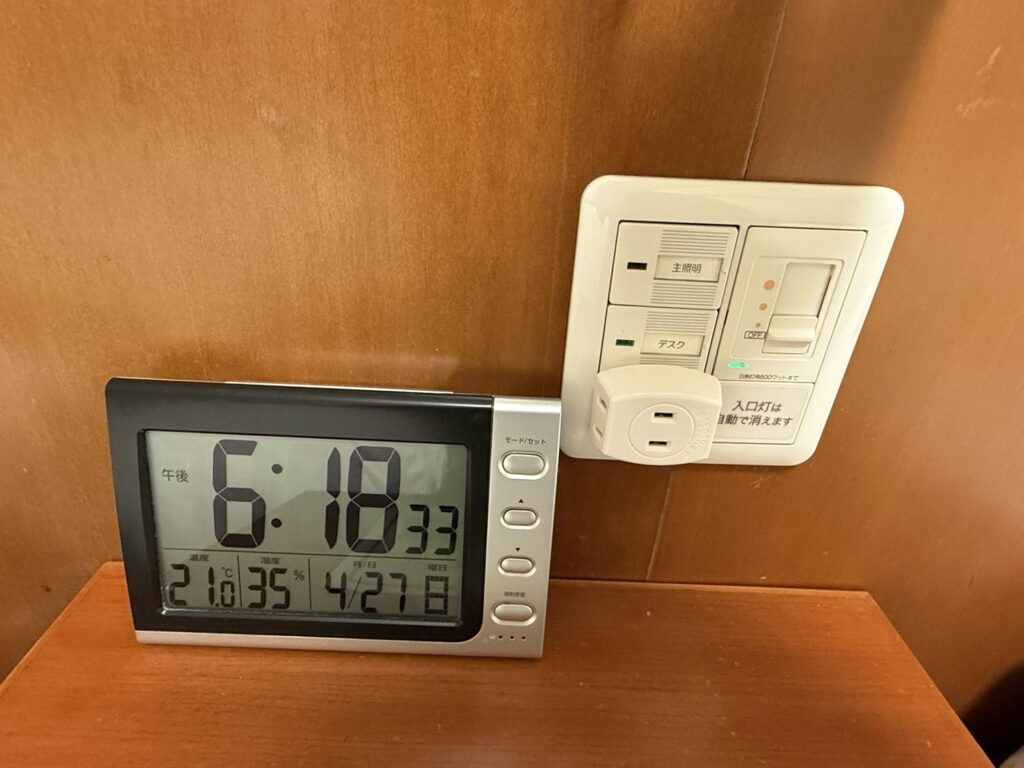ベッドサイドのコントロールパネルと時計
