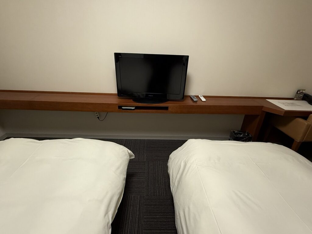 客室のデスクとテレビ