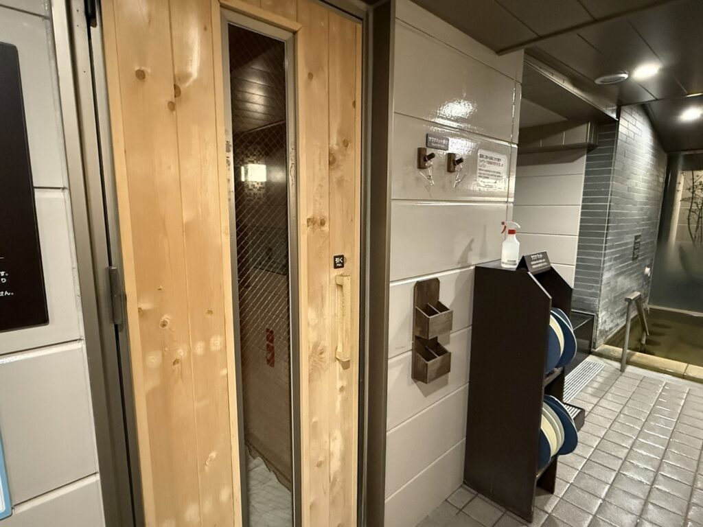 サウナの案内サインとロッカー