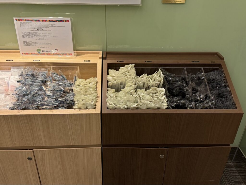 お茶請けが並ぶ販売コーナー