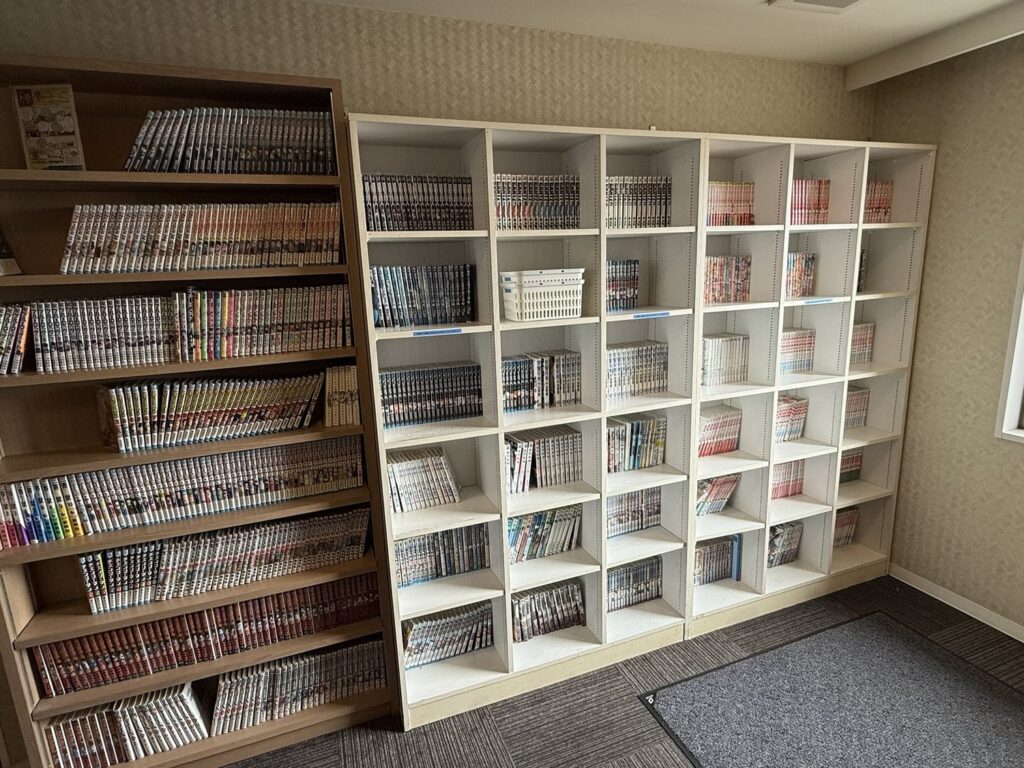 漫画がずらりと並ぶ漫画コーナー