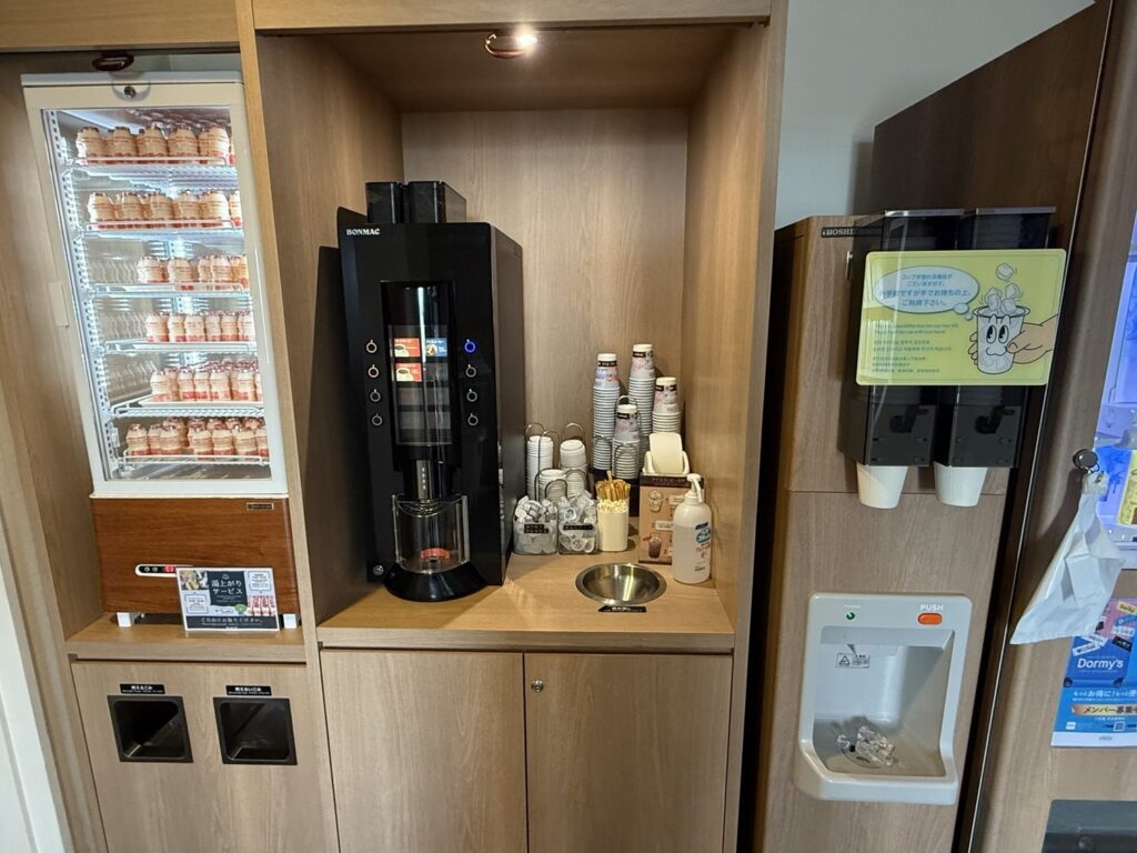 自動販売機とコーヒーマシンのコーナー