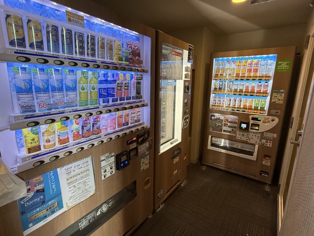 お菓子やアルコール類の自動販売機