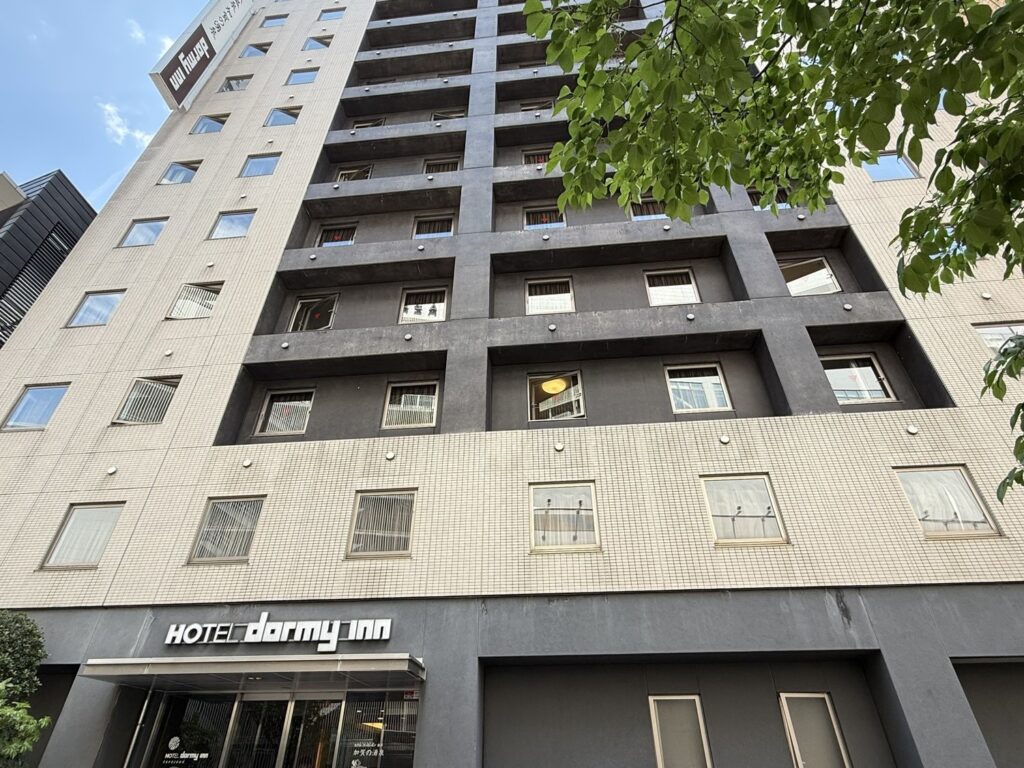 ドーミーイン金沢の建物外観を見上げたところ
