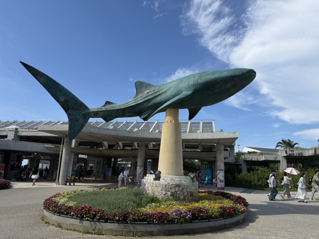水族館前の広場にそびえる、実物大スケールの巨大なジンベエザメのブロンズ像