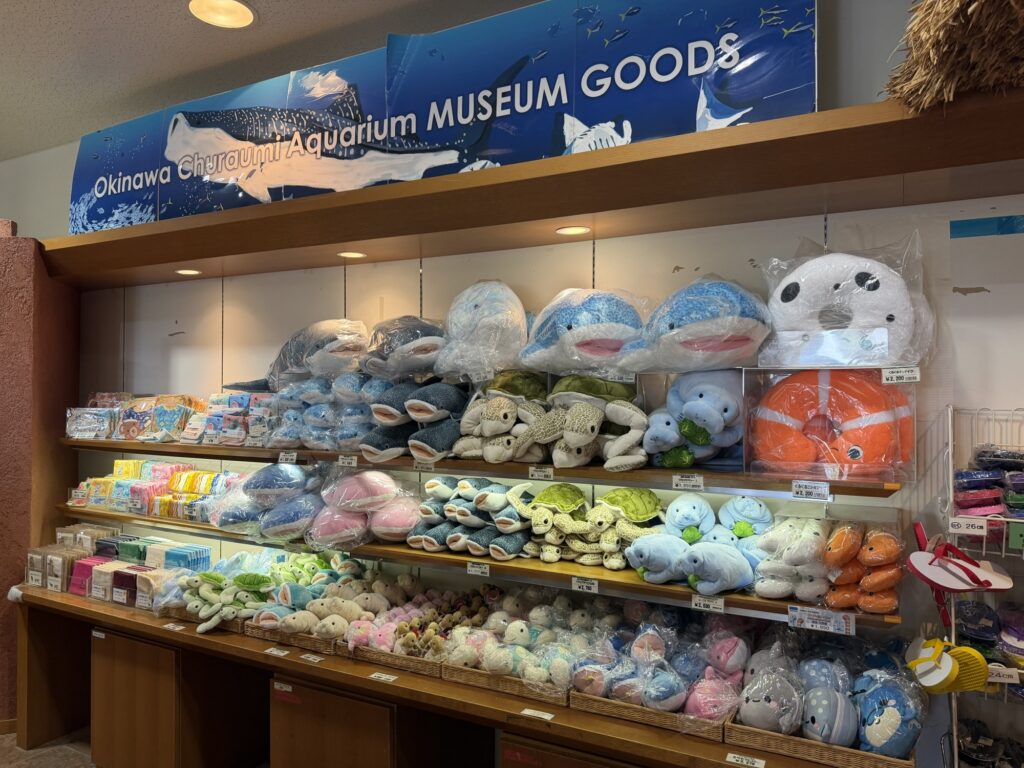 ジンベエザメやマンタ、マナティーなどのぬいぐるみが並ぶミュージアムグッズショップの店内