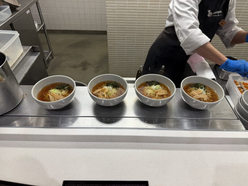 夜鳴きそばを盛りつけるスタッフ