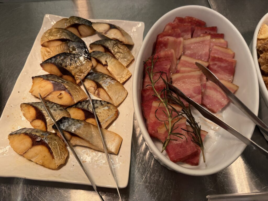 焼き魚とベーコン