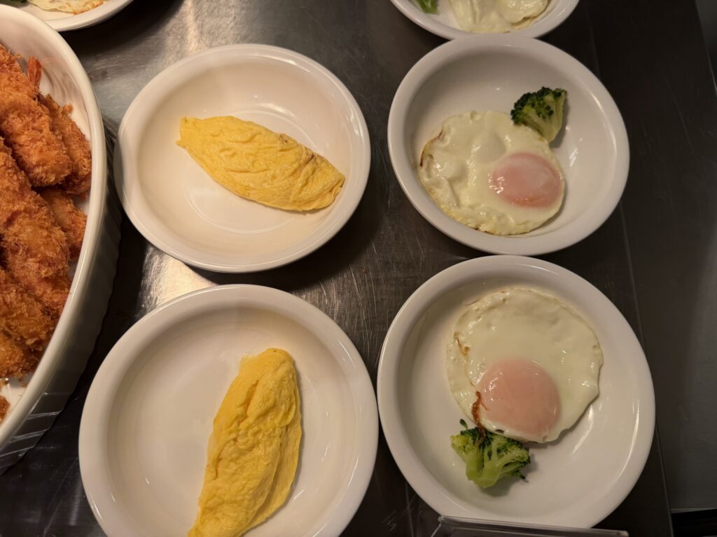 オムレツと目玉焼き