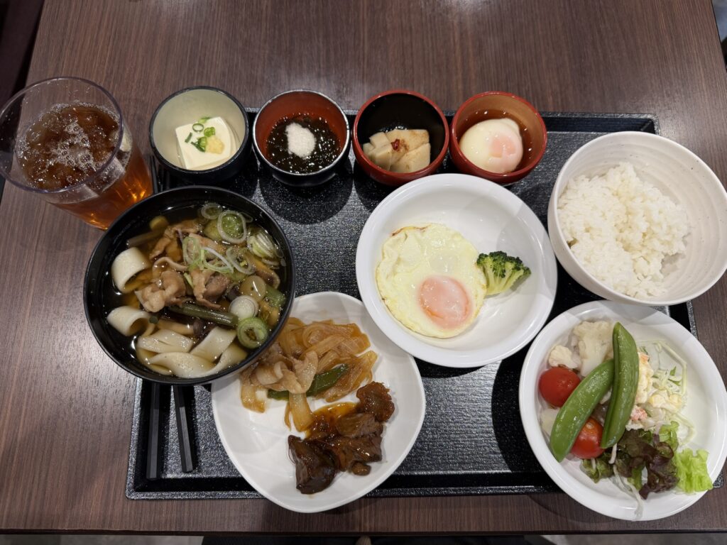 朝食の盛りつけ例