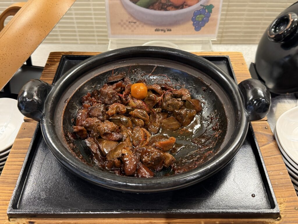 甘辛く煮込まれた一品