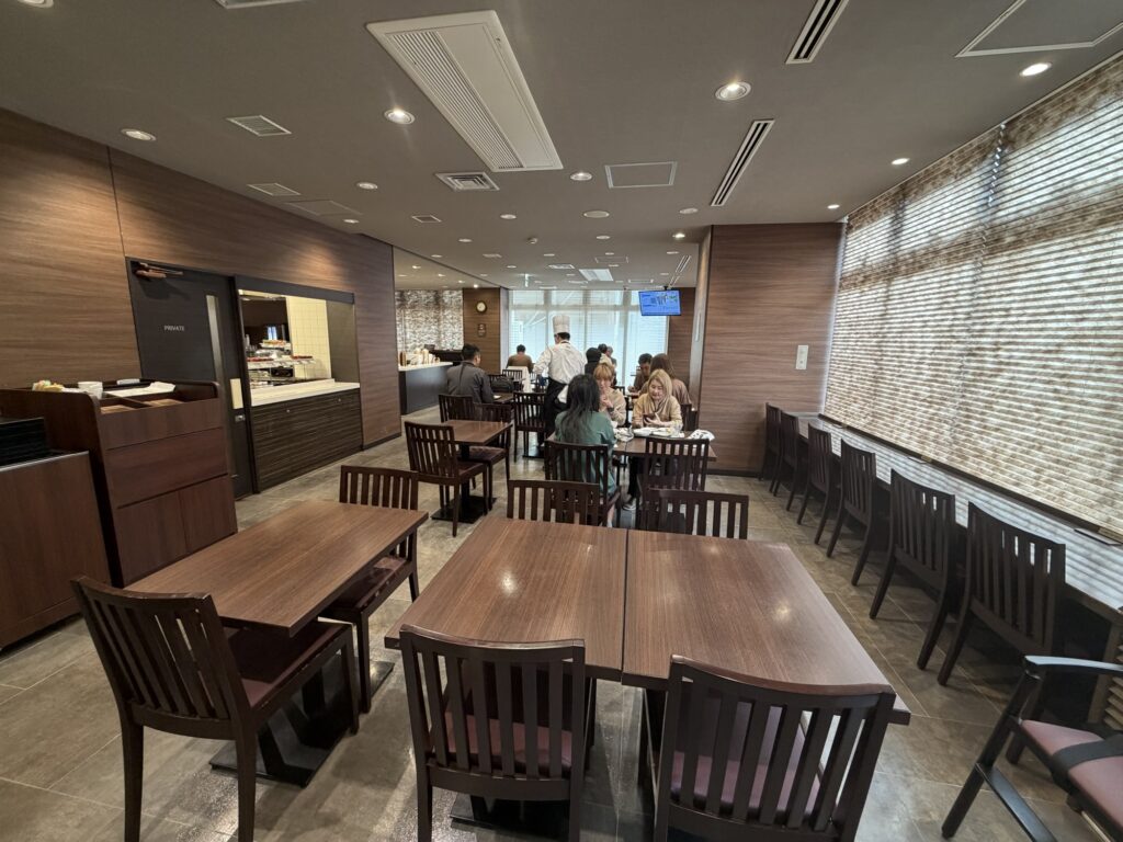 朝食会場HATAGOの店内