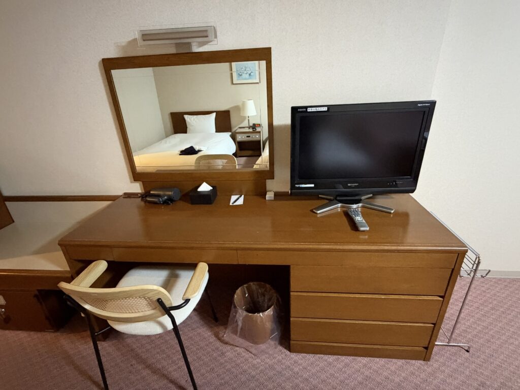 鏡とテレビのあるデスク