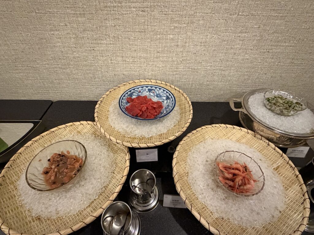 氷の上に並んだ冷たい前菜の小鉢