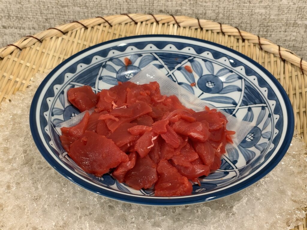 青い絵付けの器に盛られた赤身のお刺身