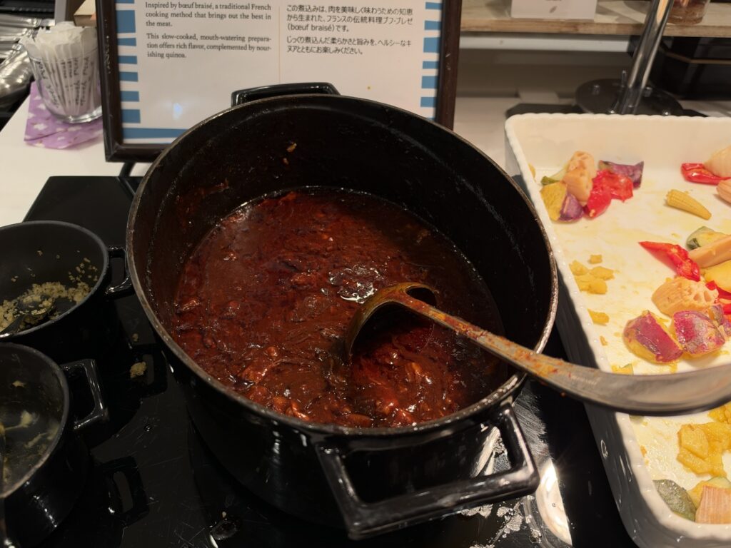 鉄鍋で提供されていた煮込み料理(ブフ・ブレゼ)