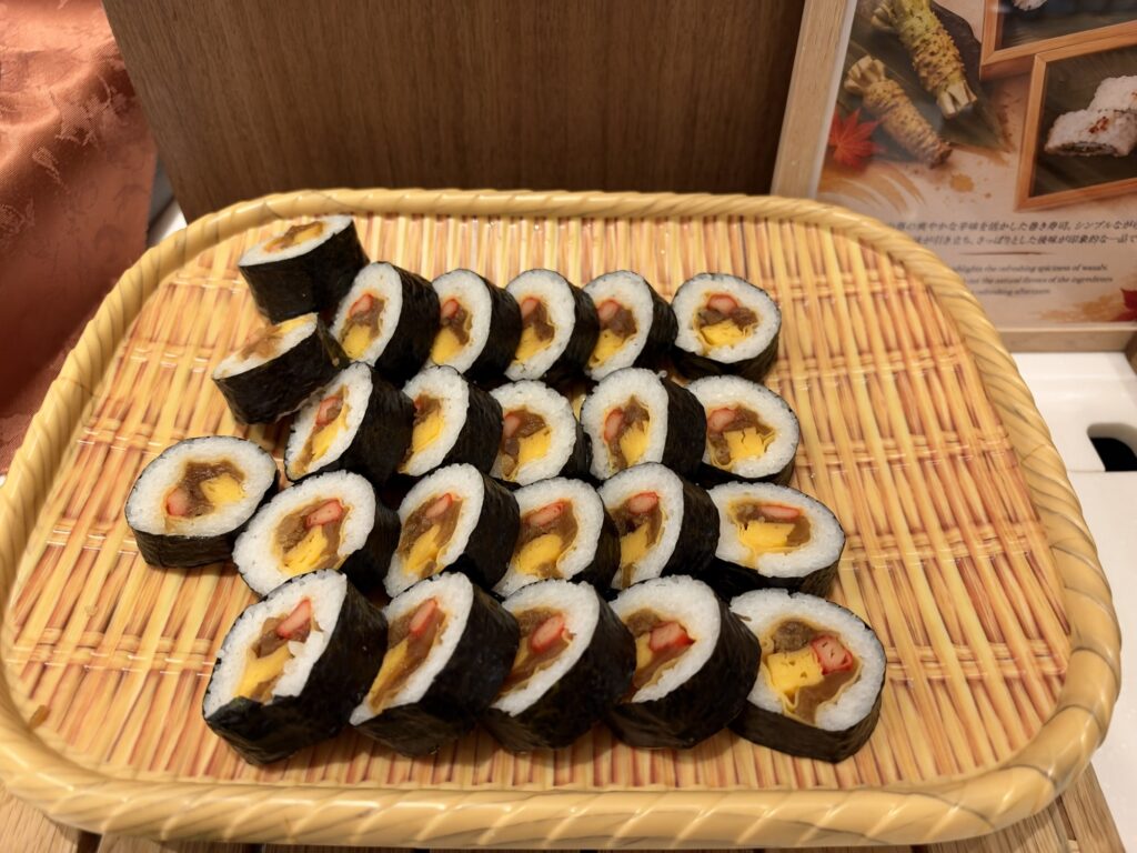 かごに並べられた海苔巻き