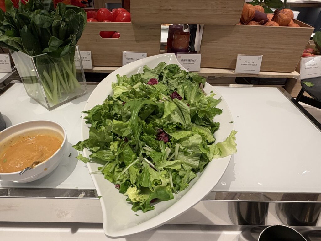 ビュッフェ台のサラダ用の葉野菜