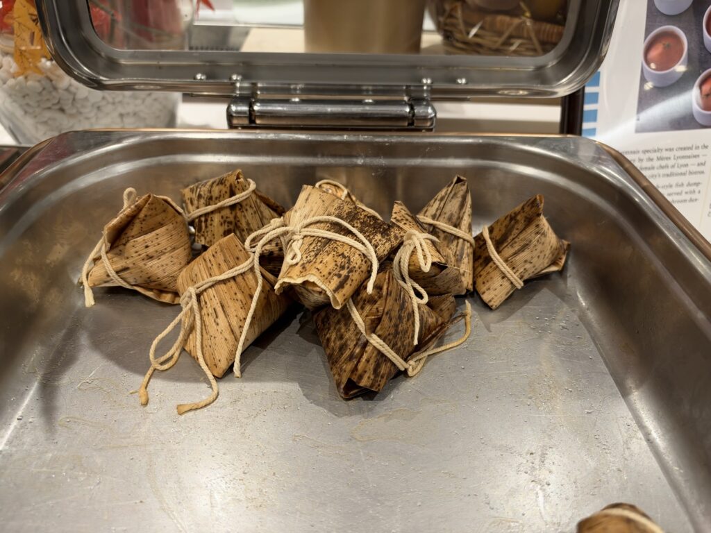 笹の葉のような包みで包まれた蒸し物