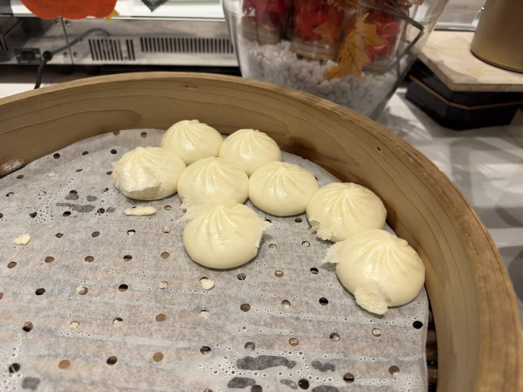 せいろに入った白い蒸しパンのような饅頭