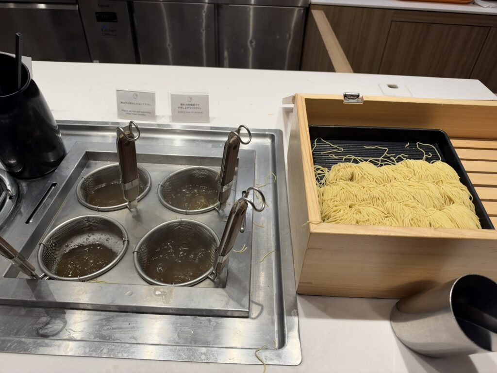 麺のコーナーのパスタ用の網とゆで窯