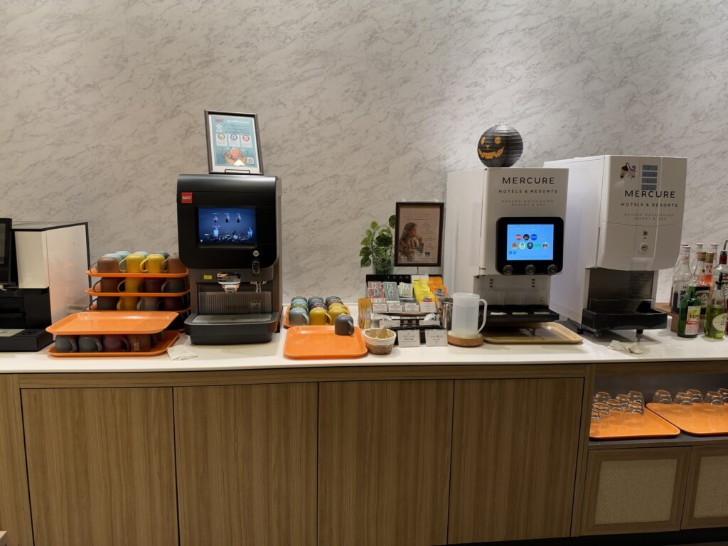 コーヒーとドリンクのマシンが並ぶコーナー