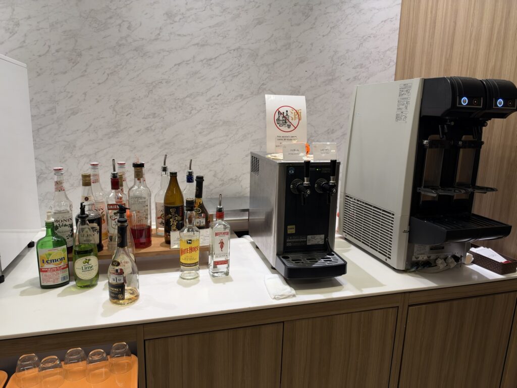 お酒のボトルが並ぶドリンクバー