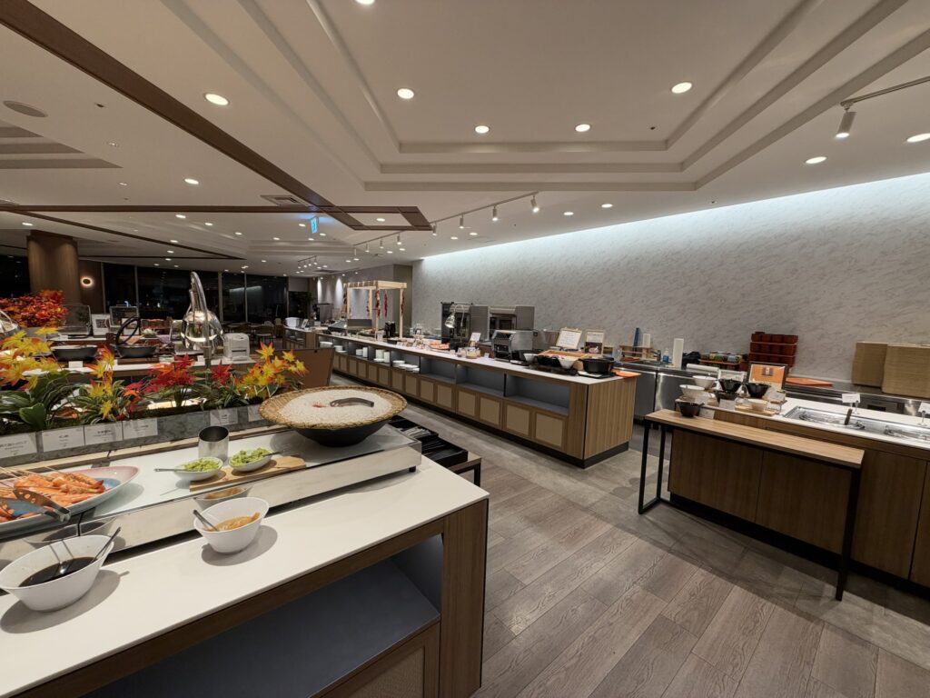 夕食ビュッフェ会場の全体の様子