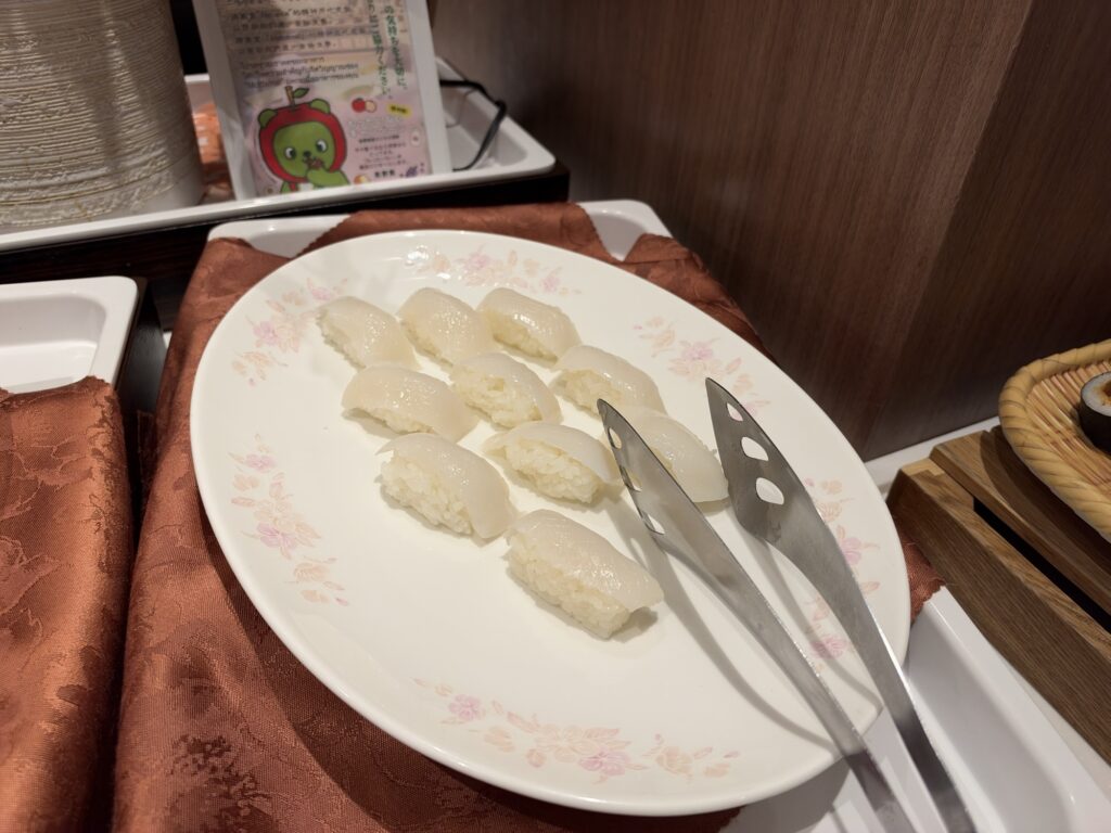 白身のにぎり寿司とトング