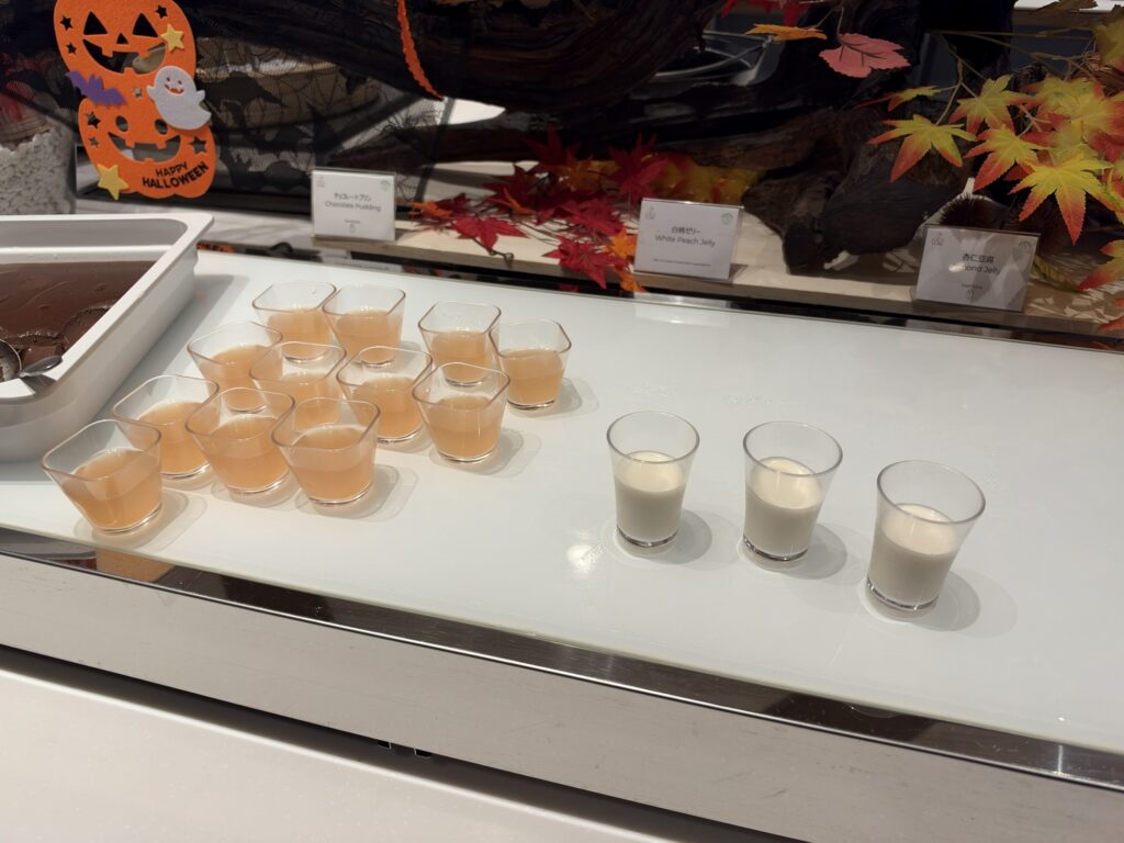 小さなカップに入ったムースのようなデザート