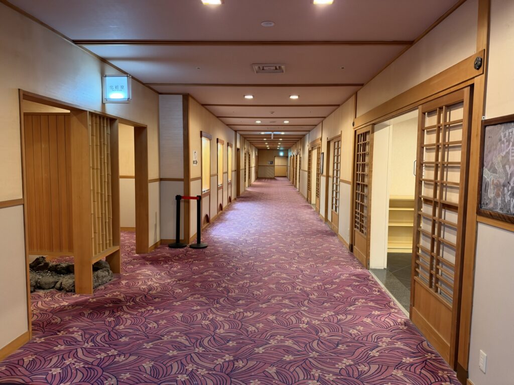 3Fの和風の木の建具が並ぶ廊下
