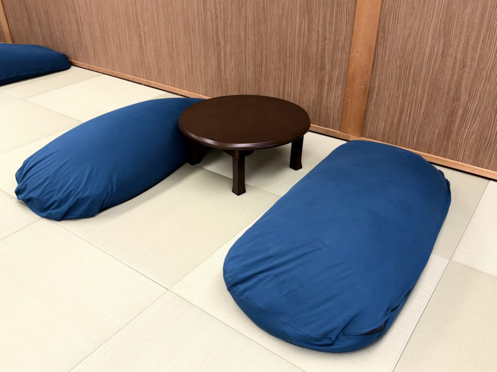 メルキュール長野松代リゾート&スパのラウンジのクッションと座卓