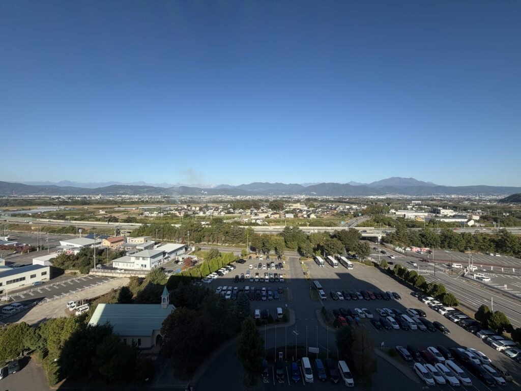 客室から見えた、山と街並みの昼の景色