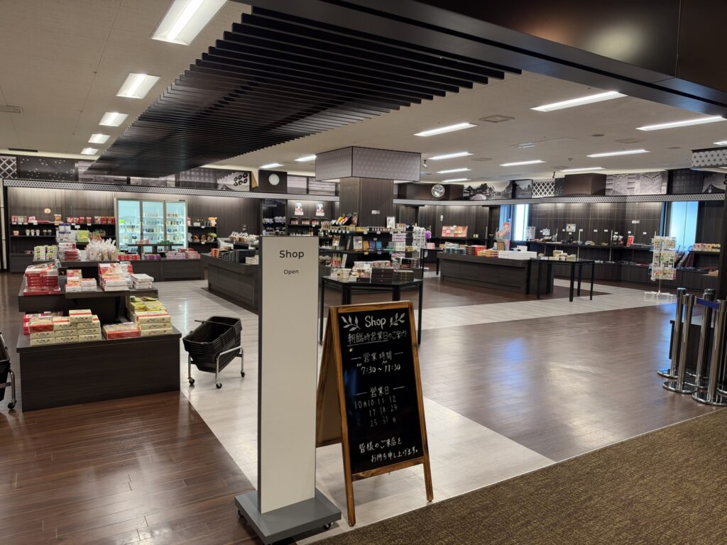 1Fのショップ入口とショップの営業案内の黒板