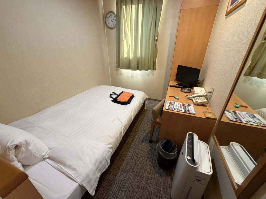 客室の窓側とデスク